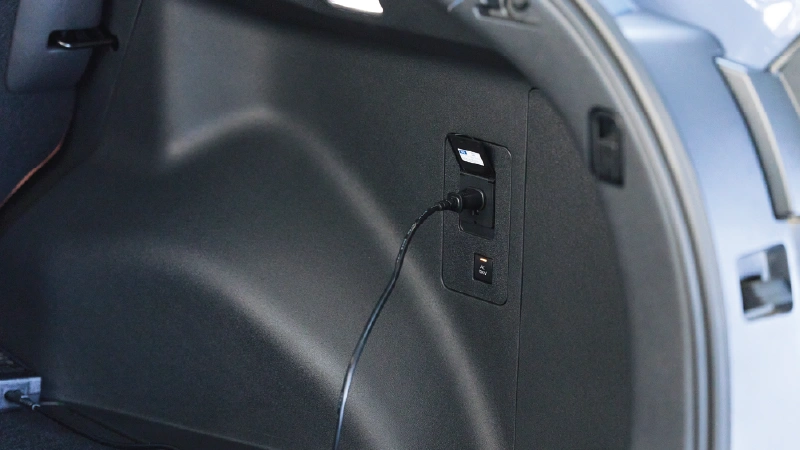 カートピア ソルテラのカーゴルーム。壁側にあるアクセサリーコンセントに小型冷蔵庫のコンセントが接続されている。 | SUBARU