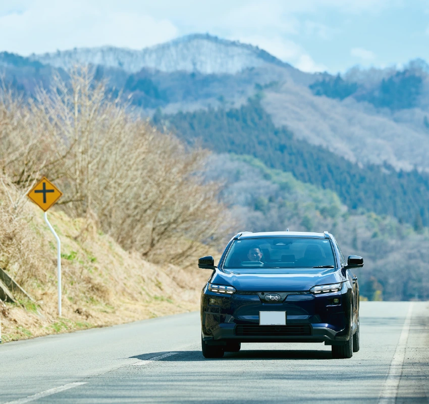 カートピア 山並みを背景に画面奥から手前に向かって走行しているソルテラ ET-SS。 | SUBARU