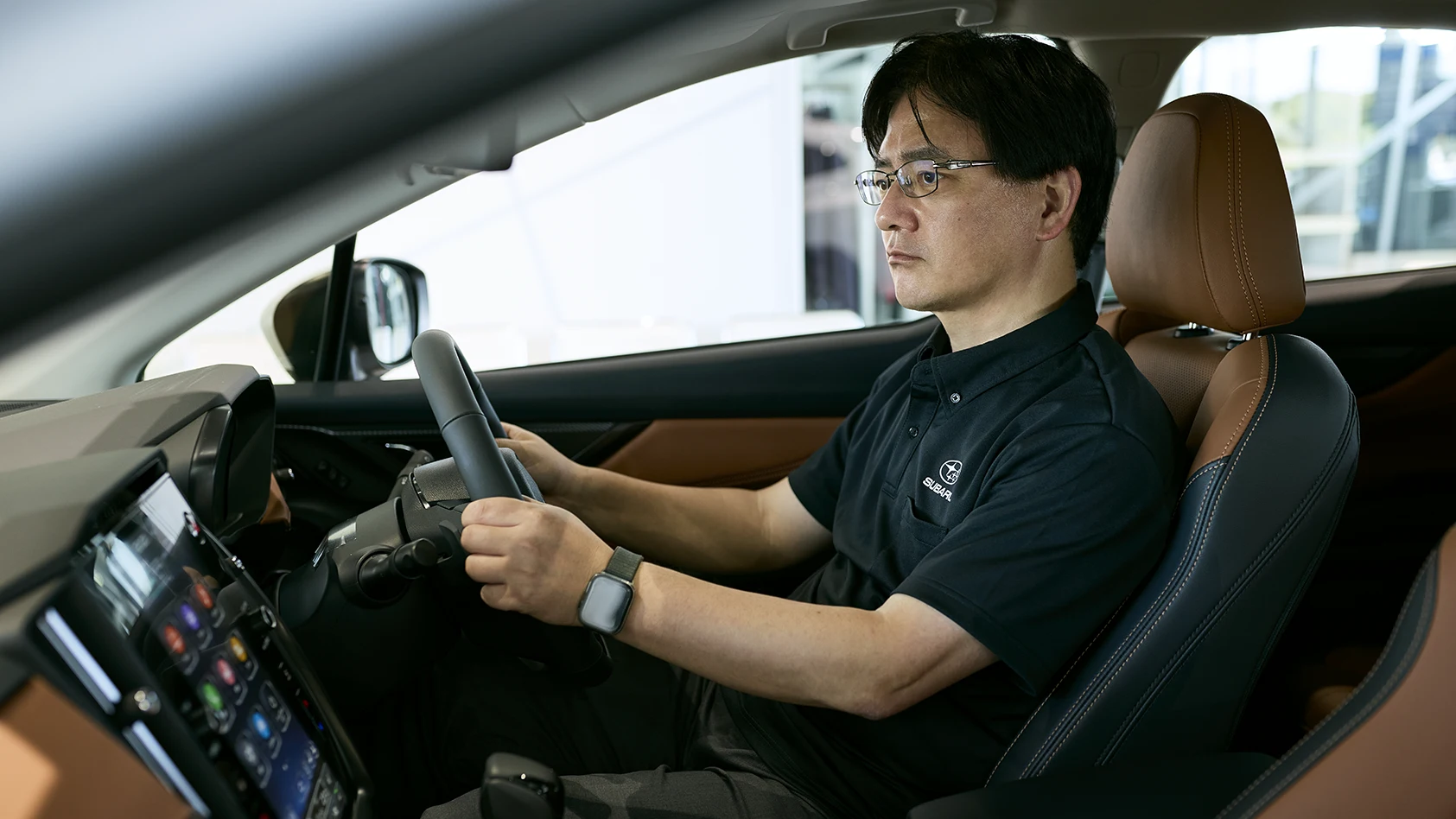 カートピア レイバック S:HEVの運転先に座る小林さん。 | SUBARU