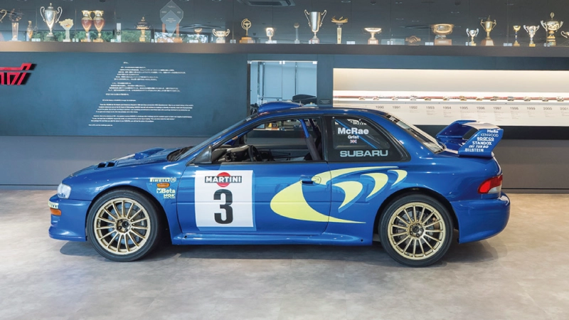 カートピア STIギャラリーに展示されているインプレッサ WRC 1998を真横から写した写真。 | SUBARU
