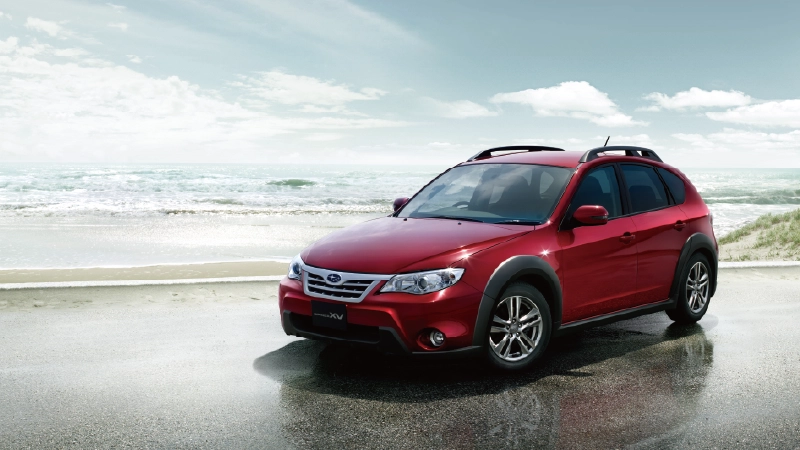 カートピア 2010年発売のインプレッサXVの全体を写した画像。背景には青空と海。 | SUBARU