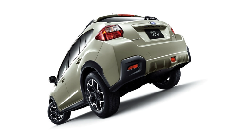 カートピア 初代SUBARU XV(外装色はデザートカーキ)を左うしろから写した画像。 | SUBARU