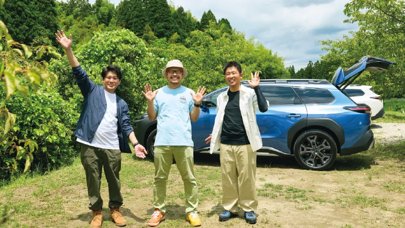 カートピア キャンプ場でトレイルシーカーを背に並ぶ、山本一行さん、辻榮亮さん、加藤秀之さん。 | SUBARU