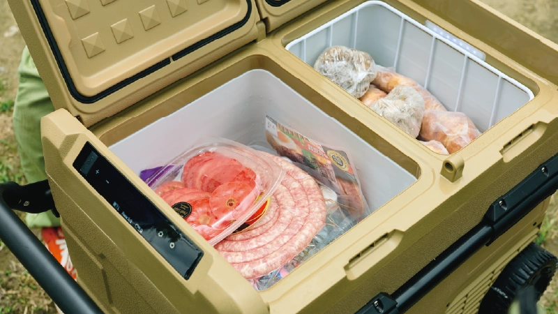 カートピア キャンプ用の冷蔵・冷凍庫に保管された、ソーセージや下ごしらえ済みの食材 | SUBARU