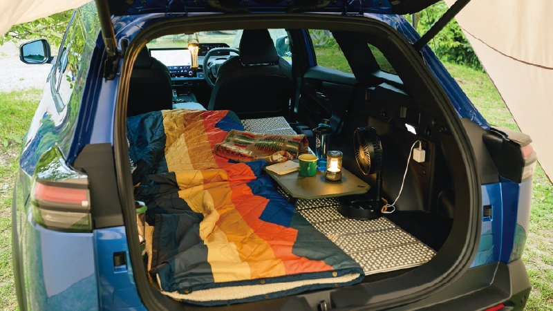 カートピア トレイルシーカーの荷室にマットや寝袋、ローテーブルなどを配置している様子。 | SUBARU