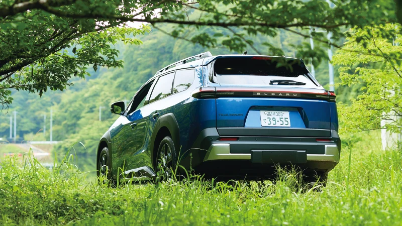 カートピア 緑に囲まれた中に停車する、トレイルシーカーの後ろ姿。 | SUBARU