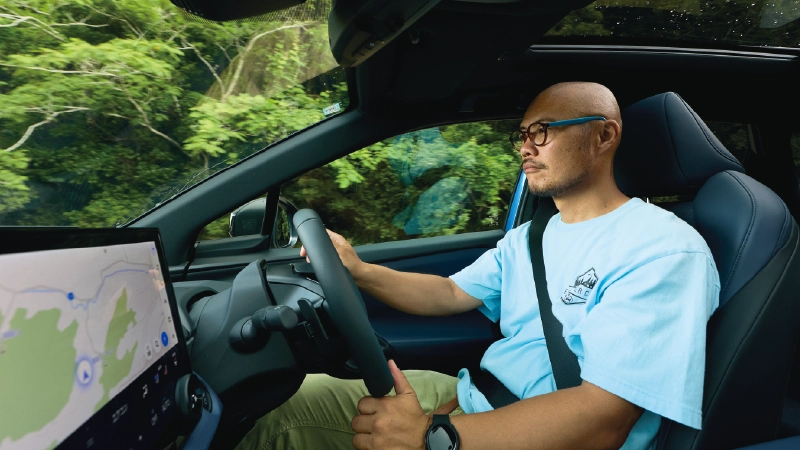 カートピア トレイルシーカーを運転する辻榮さん。 | SUBARU