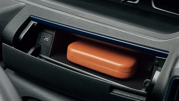 インパネアッパーボックス（運転席）&USB電源（運転席）　Lを除く全車に標準装