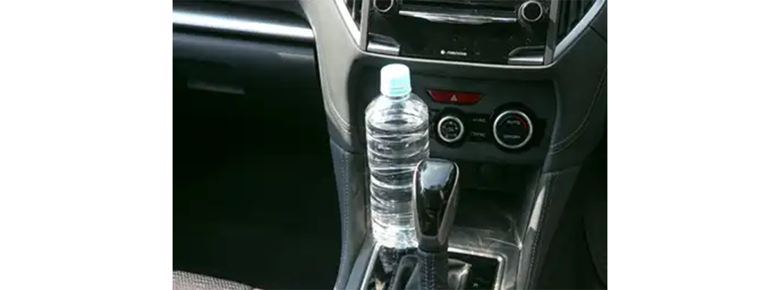 車内のスイッチ類に飲み物などの水分をこぼさないでください