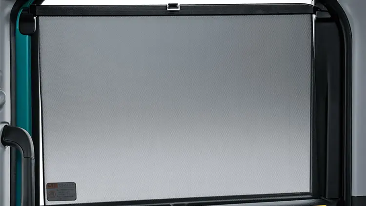 ジャスティ　格納式リヤドアサンシェード
