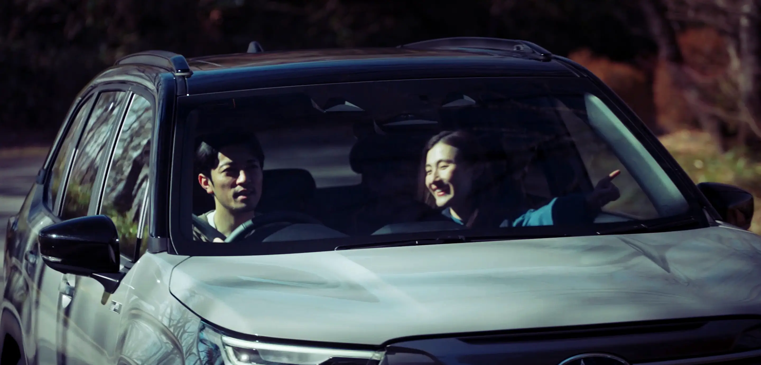 車を運転する男女