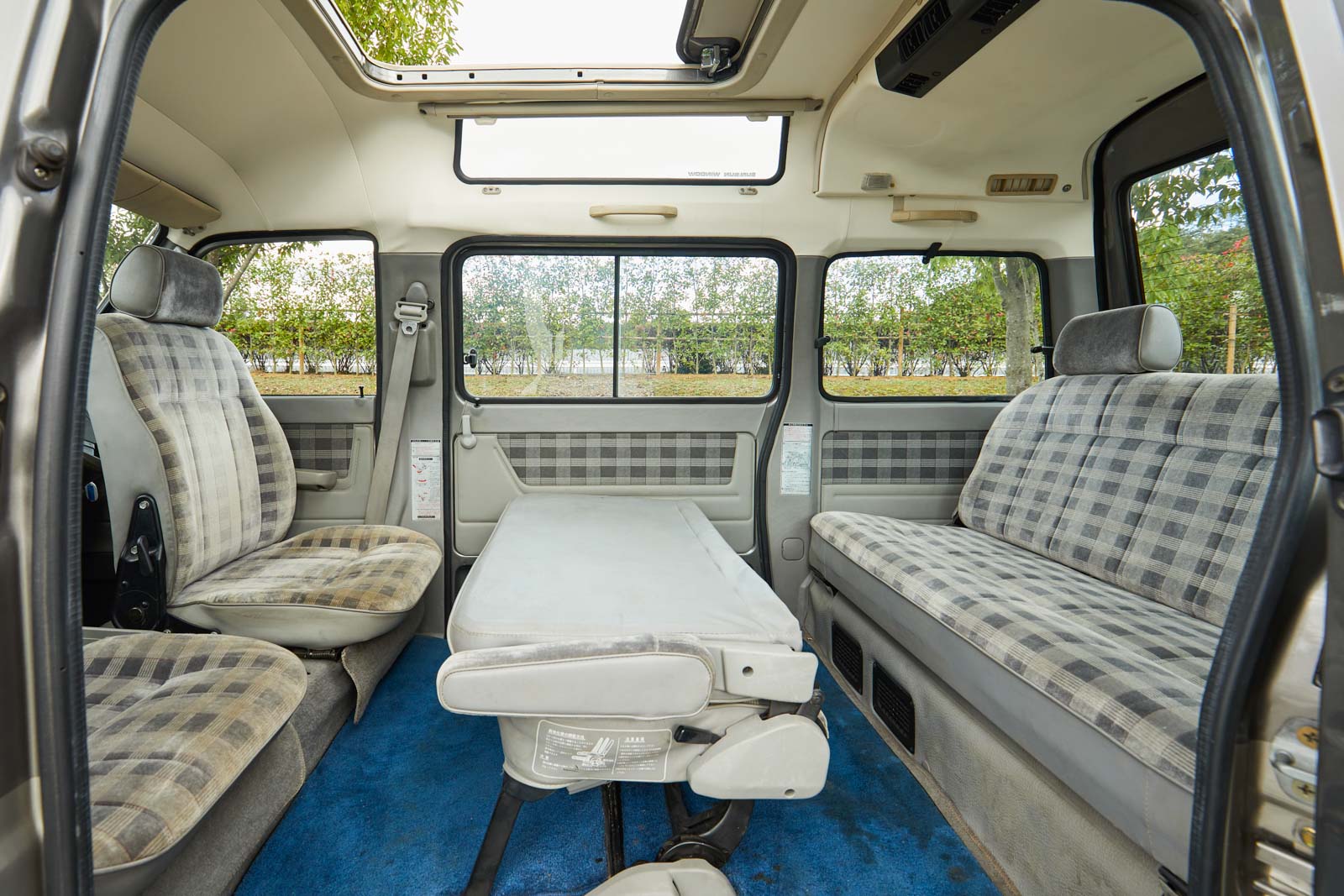 初代 ドミンゴの内装 フロントシートを180度回転し、2列目シートをテーブルとして使用時