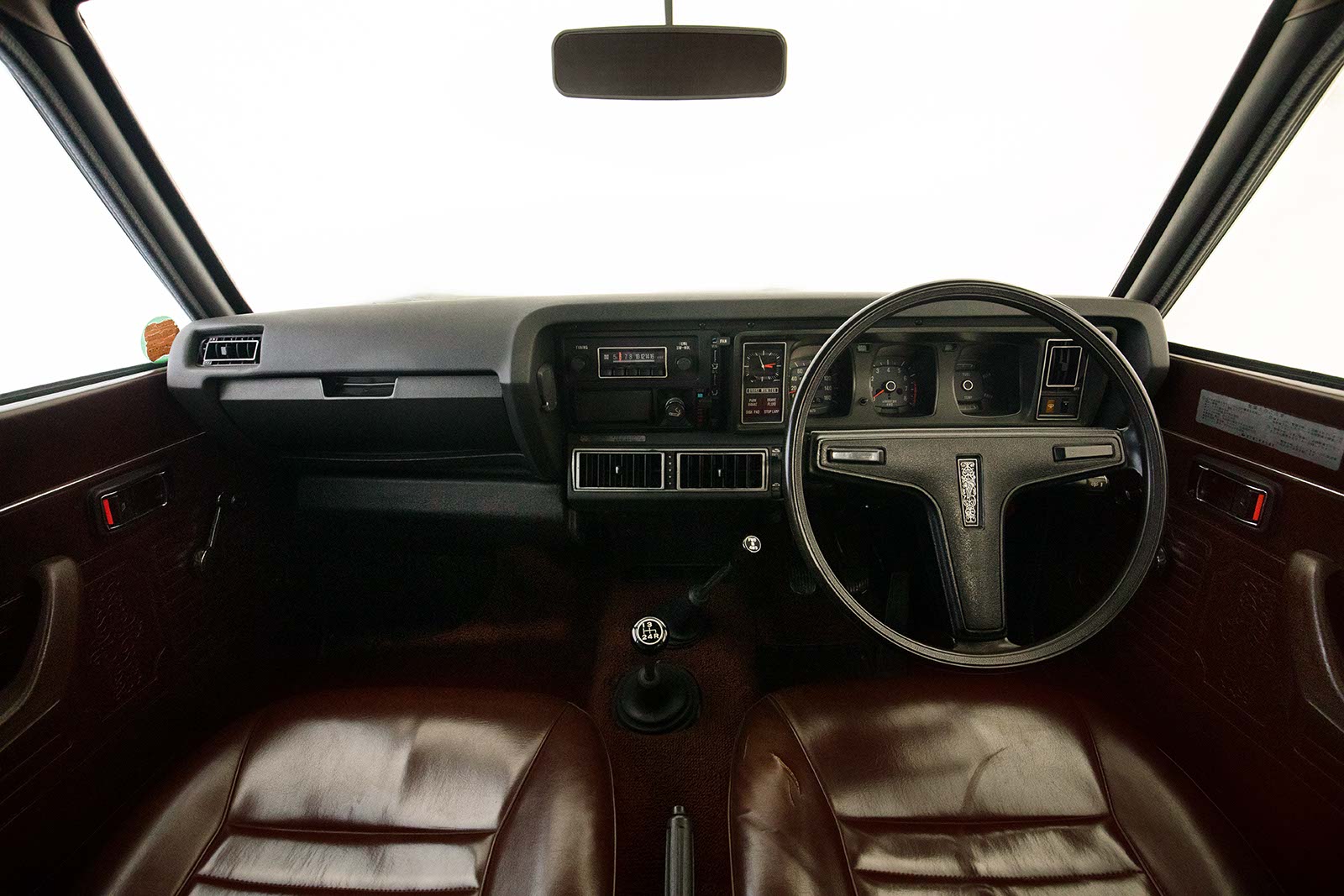 初代 レオーネ 4WDセダンの内装 前席
