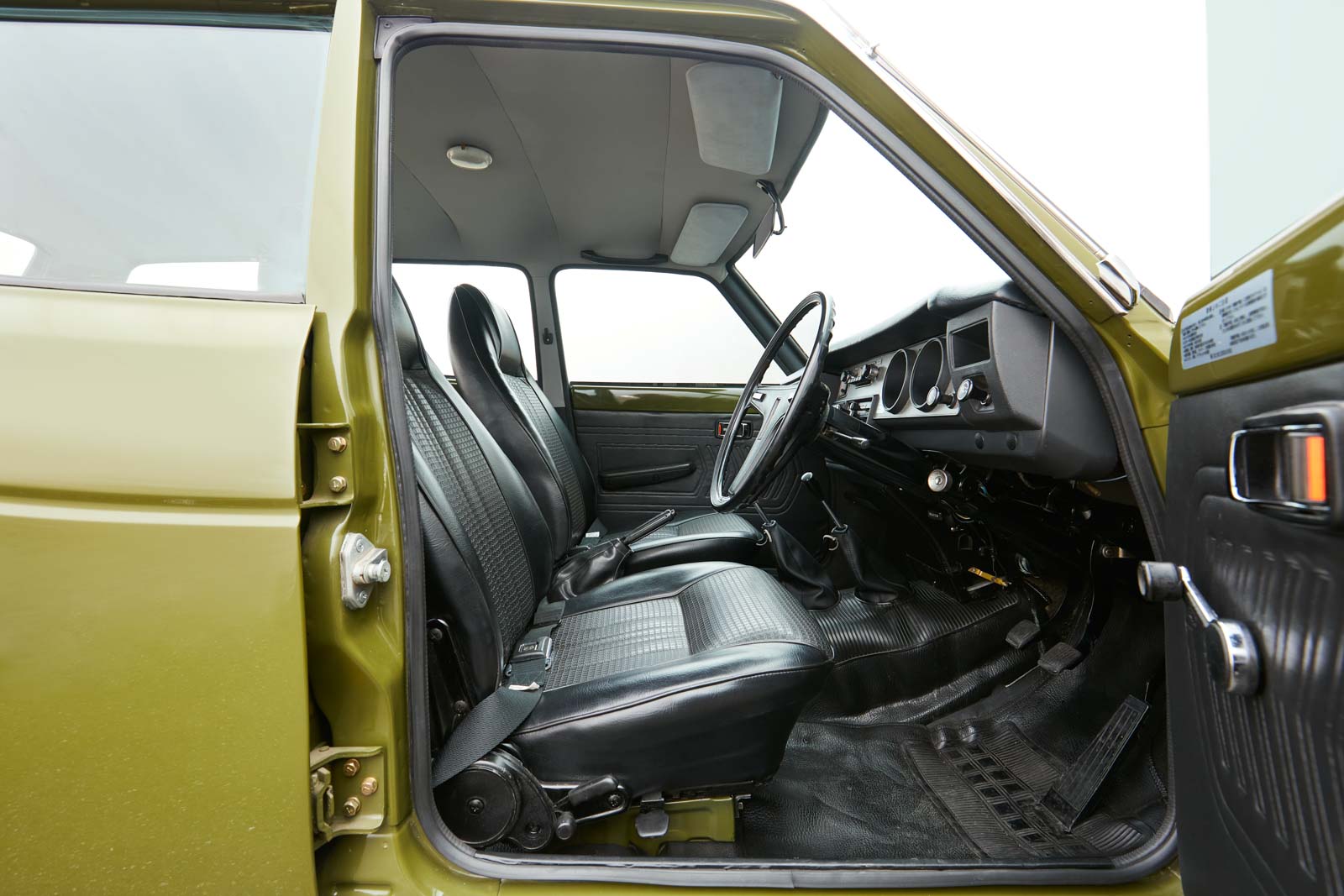初代 レオーネ 4WD エステートバンの内装 運転席