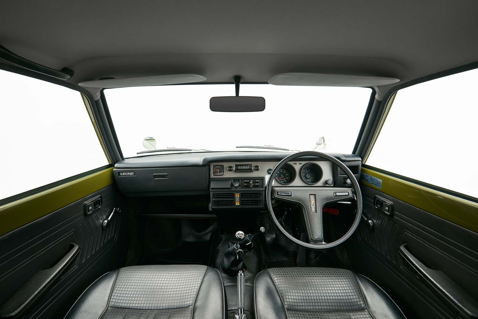 初代 レオーネ 4WD エステートバンの内装 前席