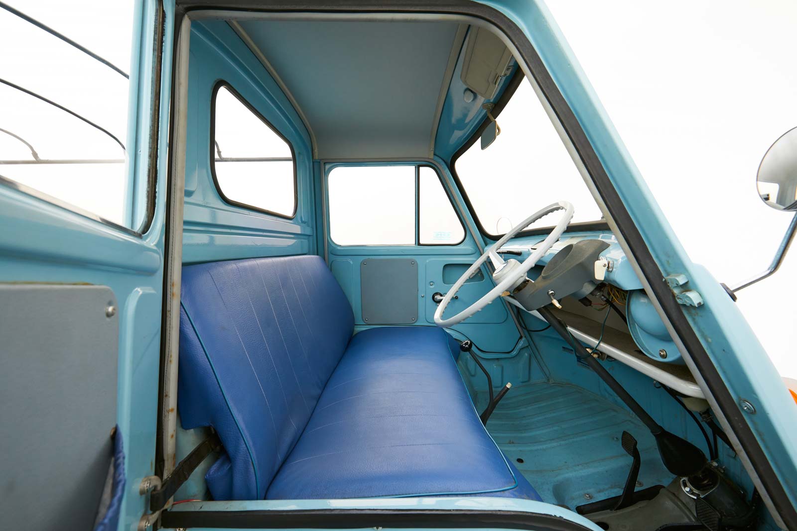 初代 サンバー トラックの内装 運転席