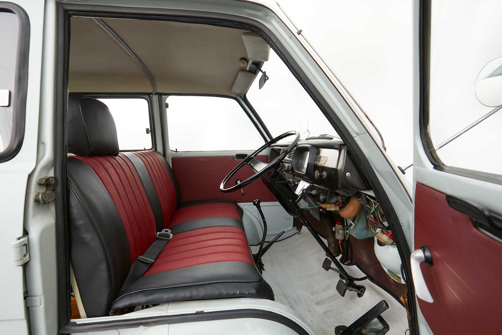 2代目 サンバー ライトバンの内装 運転席