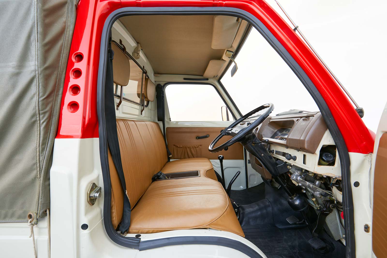 3代目 サンバートラック ”赤帽サンバー”の内装 運転席