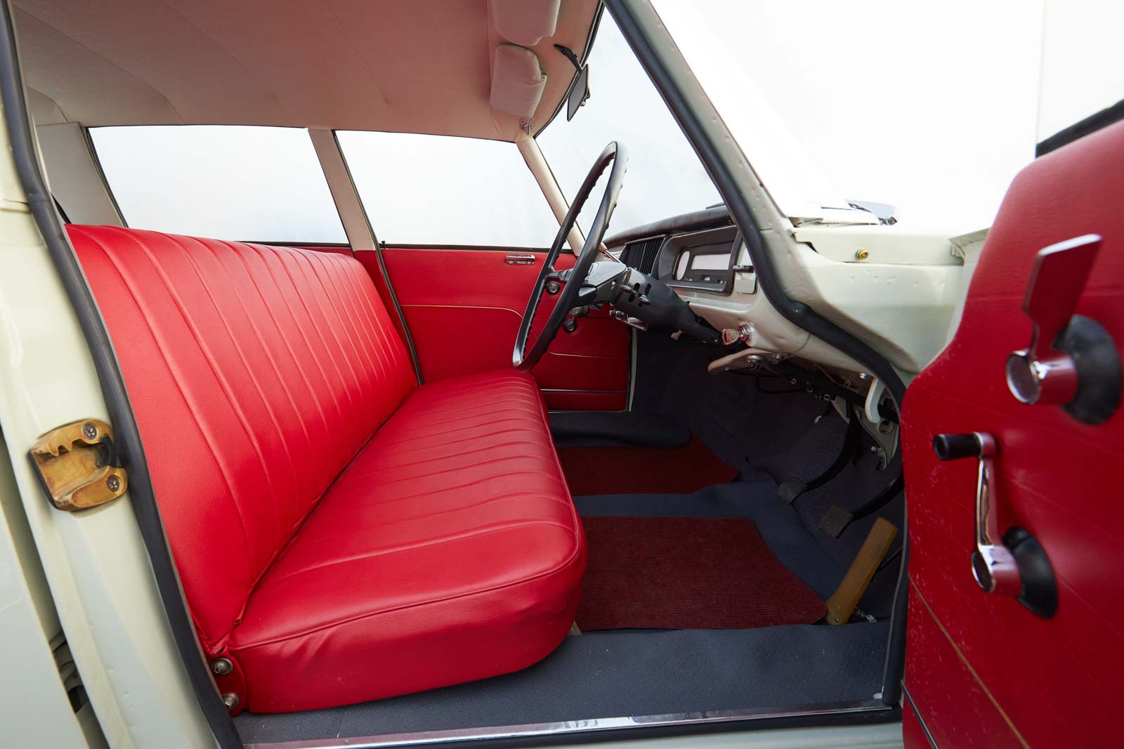 スバル A-5の内装 運転席