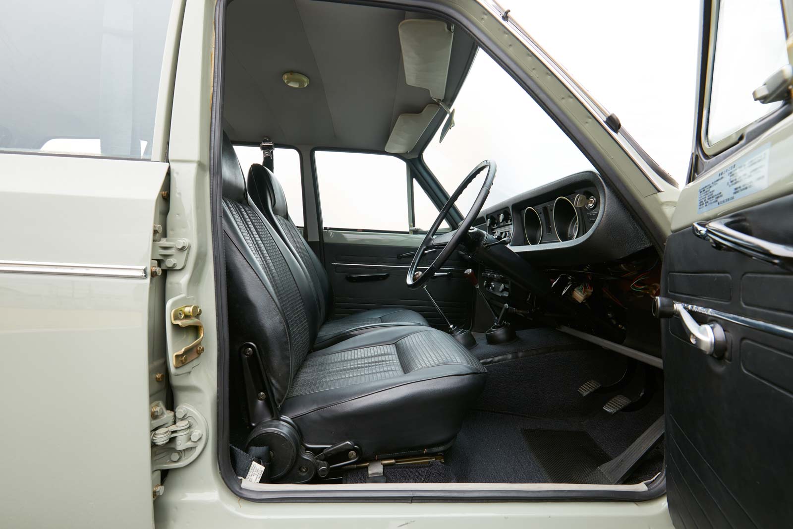 スバルff-1 1300G バン 4WDの内装 運転席