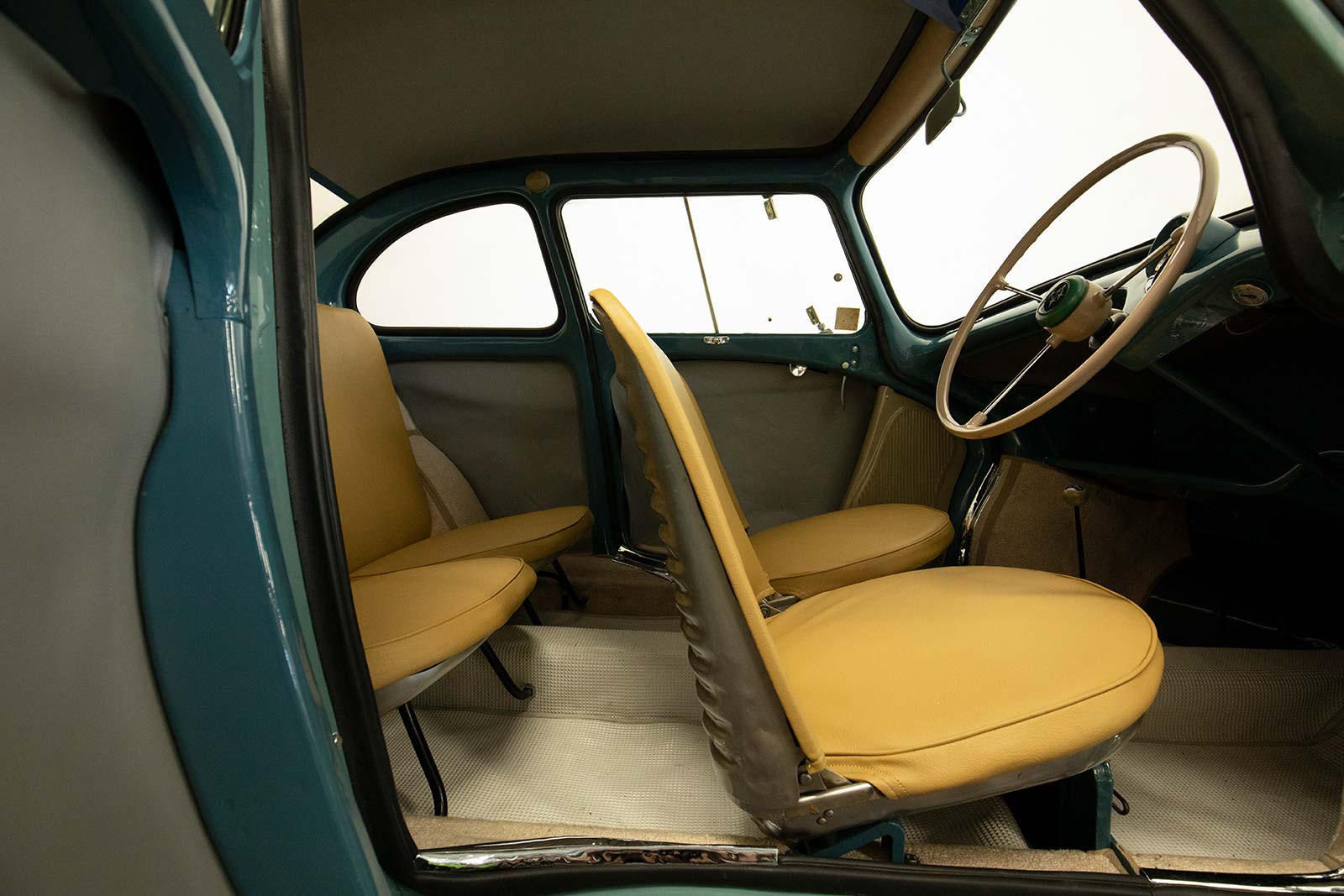 スバル360 増加試作型の内装 運転席
