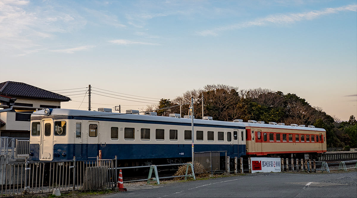 阿字ヶ浦駅に保存されている2両。ブルーを基調とした車両がキハ222。ちなみに、後ろの車両はキハ2005(東急車輛製造)。