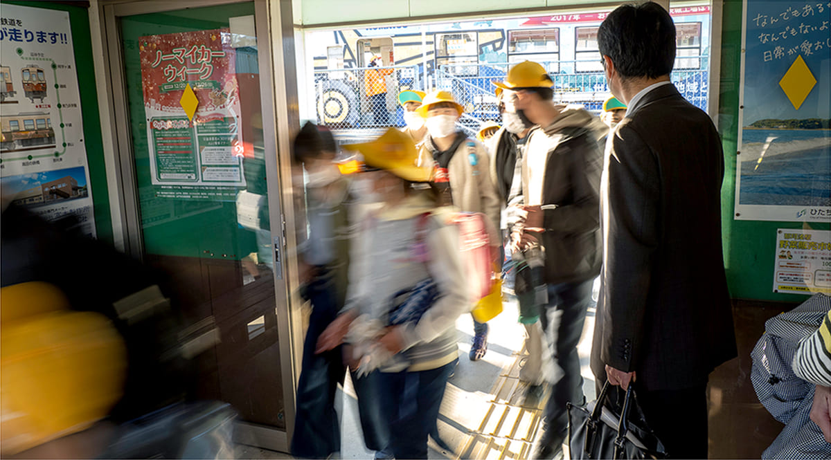 阿字ヶ浦駅で降車していく小学生たち。利用者の多くは通学客が占めているのだとか。