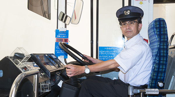 お話を伺った秋田さん。乗り物が好きで京王電鉄に入社し、駅係員や車掌を経験してきました。
