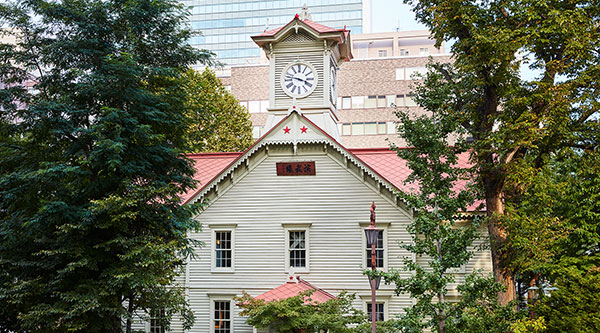 観光スポットとして有名な「札幌市時計台」。正式名称は「旧札幌農学校演武場」と言います。