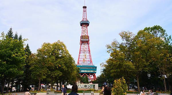 札幌市内の中心地にある「さっぽろテレビ塔」。大通公園は憩いの場になっています。