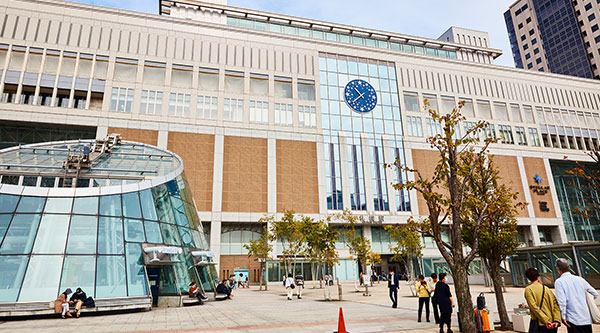札幌駅南口から見た駅舎。星のついた時計が目印です。地元では札幌駅のことを「サツエキ」と呼ぶのだとか。