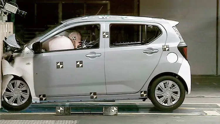 プレオプラス　衝突安全ボディ テスト車両による衝突試験