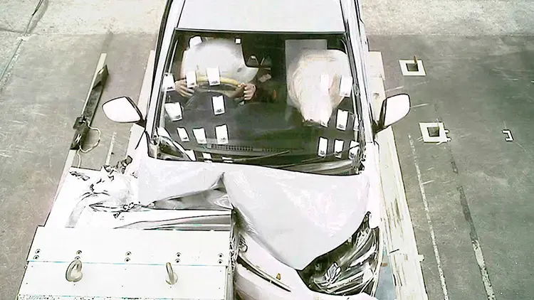 プレオプラス　衝突安全ボディ テスト車両による衝突試験