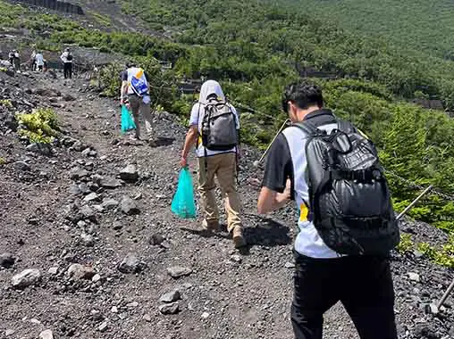 東京スバル 富士山　5合目～6合目にかけての清掃活動