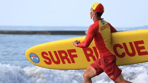 ひとのいのち 活動イメージ サーフレスキュー1