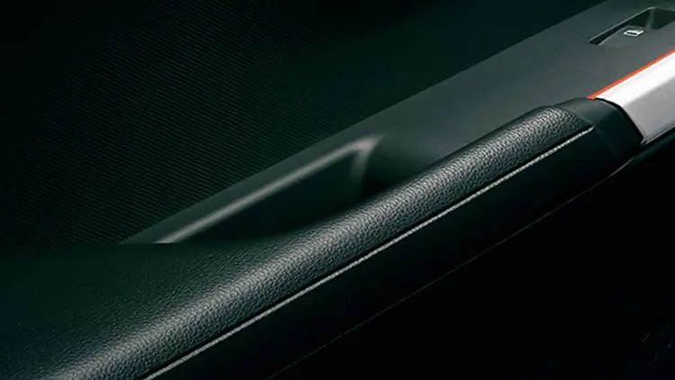 レックス Z HYBRID　ソフトレザー調パッド付ドアアームレスト（運転席/ 助手席）