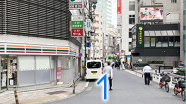 JR東口からお越しの方 順路3