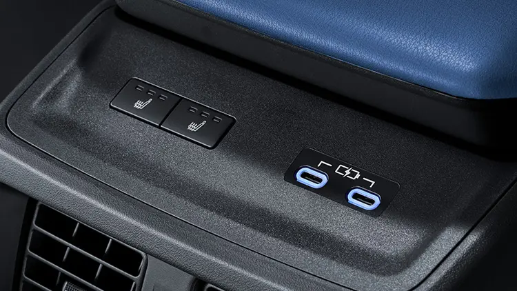 ソルテラ　後席用（フロアコンソールボックス後端）