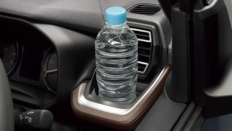 カップホルダー（前席・掘り込み式）　写真はZ　運転席