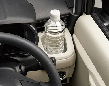 ステラ　掘り込み式運転席カップホルダー