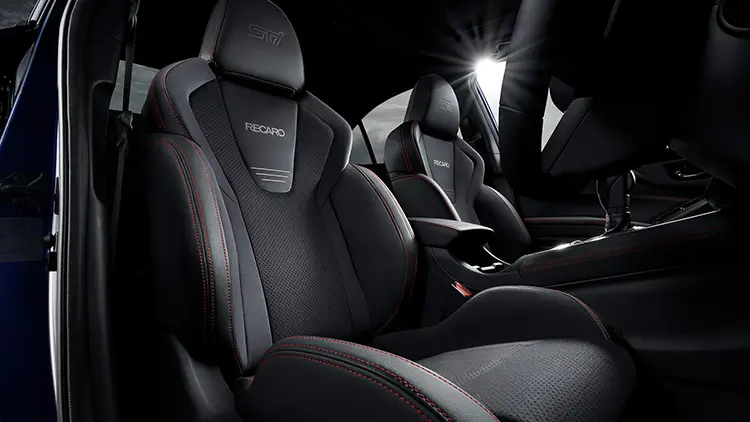 ウルトラスエード®シート［ブラック（レッドステッチ）］（RECARO®フロントシート、STIロゴ入り）